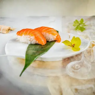 402.- Sushi Salmón