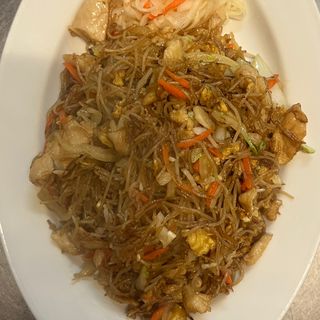 Makaron smażony z kurczakiem