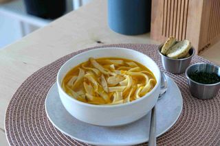 ქათმის სუპი ხელნაკეთი ლაფშით