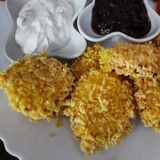 Панирани топени сиренца с боровинки