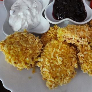 Панирани топени сиренца с боровинки