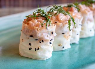 Gunkan de toro con hoja de soja