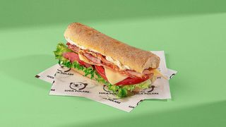 ბაგეტი ლორით და ყველით