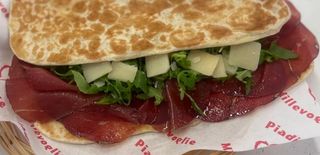 Bresaola con rucola e grana