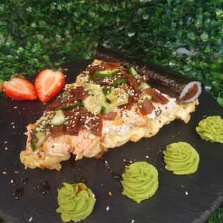 Sushi pizza pieczony łosoś - 1 kawałek