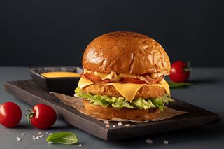 Чізбургер з курячою котлетою та беконом