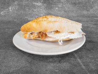 Pulga de pollo queso cabra y cebolla caramelizada