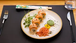 Uramaki sake roll