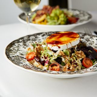 Ensalada de rulo de cabra caramelizado