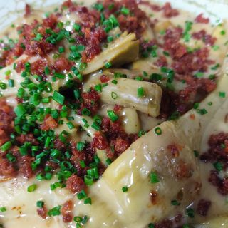 ALCACHOFAS SALTEADAS CON CREMA DE P.X Y VIRUTAS DE JAMÓN