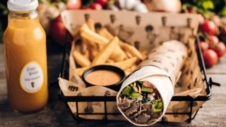 Lawasz Turecki Klasyk dawniej "Mięsnyjesz", frytki 200g, sos, lemoniada