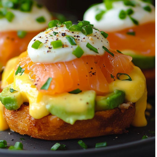 Egg benedict de salmón y aguacate