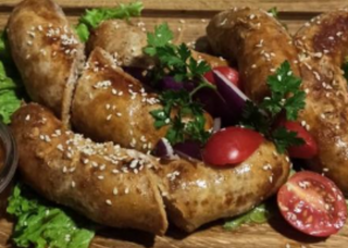 Печені ковбаски домашні з соусом аджика