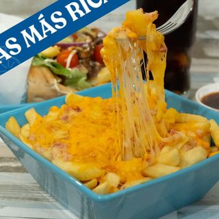 Patatas fritas con queso Cheddar, bacón crujiente y 4 quesos fundidos