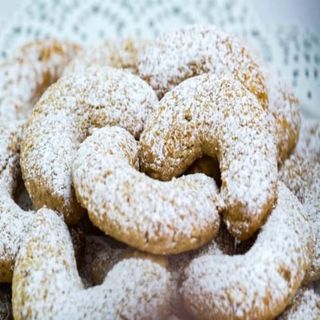 Cornulete fragede cu nuca si lamaie