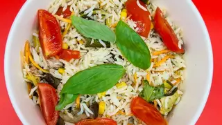 Insalata di riso con tonno e verdurine