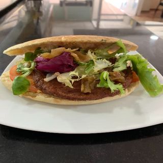 Mollete Hamburguesa Con Carne De Ternera, Lechuga, Tomate Y Cebolla