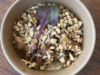 Свинина в кисло-солодкому соусі з ананасом, та арахісом (300g)