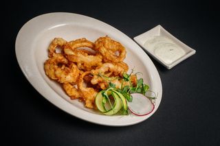 Кальмар в кляре с соусом тар-тар 