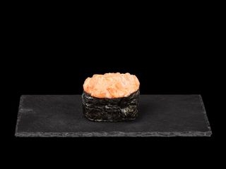 Острые суши лосось (1шт/30г)