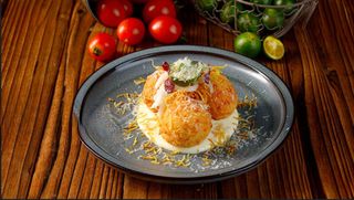 112.Bolas De Camarón Con Salsa Parmesano (3 Uds.)