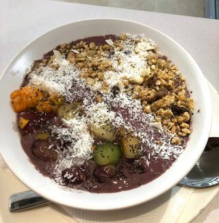 Bol de Açai con futas frescas y muesli