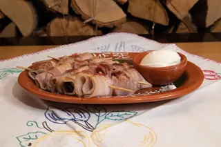 Suve šljive u slaninici punjene sa sirom