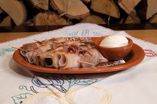 Suve šljive u slaninici punjene sa sirom