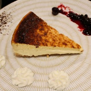 Tarta cremosa de queso.