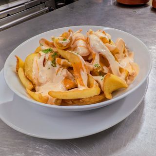 Patatas bravas enchipotladas
