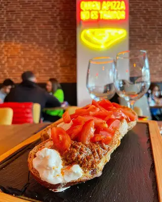 Bruschetta Con Stracciatella, Pestorosso Y Tomatitos