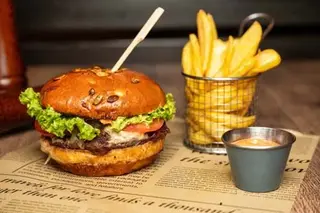 Burger cu ceapă caramelizată și gorgonzola și cartofi prăjiți / wedges