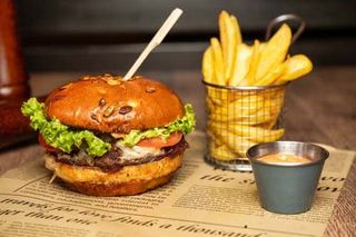 Burger cu ceapă caramelizată și gorgonzola și cartofi prăjiți / wedges