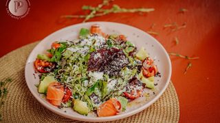 Салат с лососем, киноа, авокадо и сыром пармезан