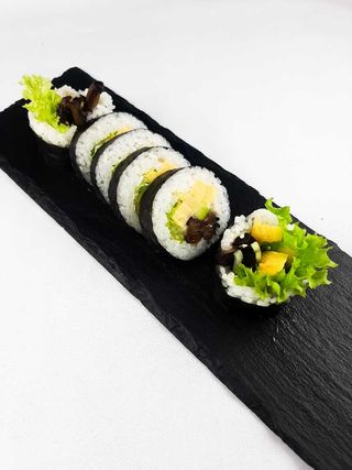 04.Futomaki z marynowanymi grzybami Shiitake i warzywami 6szt.
