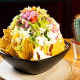 Nachos con salsa tazaki, guacamole y pico de gallo de pepino