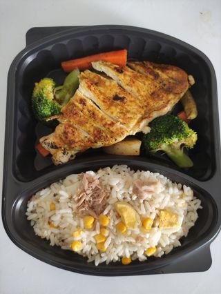 Filet de poulet + Légumes sautés+ Salade de Riz au Thon 