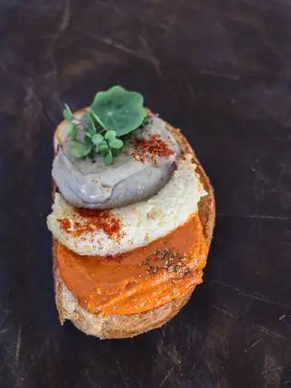 Brusketi sa vege namazima
