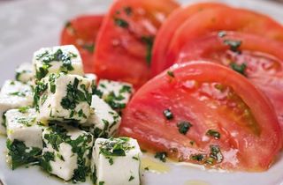 Домати с мариновано сирене