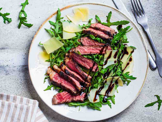 Tagliata di manzo con rucola, scaglie di grana e glassa di aceto balsamico