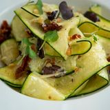 Carpaccio de calabacín con parmessano y vinagreta de tomillo