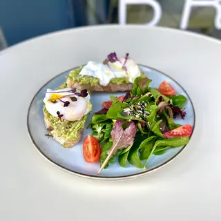 Avotoast cu ouă poșate