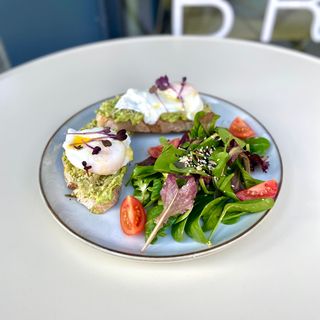 Avotoast cu ouă poșate