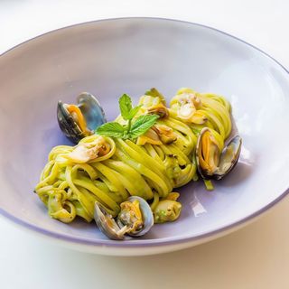 Spaghettoni vongole e pesto thai.