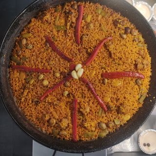 ARROZ CON CONEJO Y CARACOLES