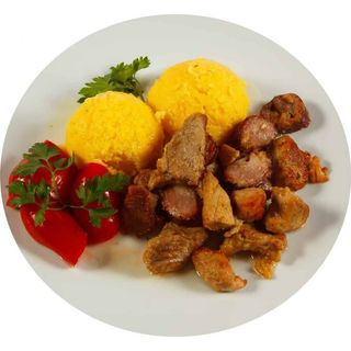 Pomana porcului cu mămăliguță și mujdei