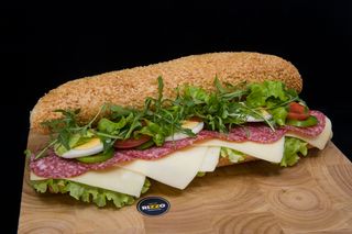 Sendvič sa zimskom salamom i sirom mali