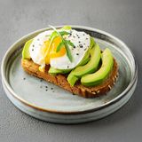 Tostada con aguacate, huevo y semillas