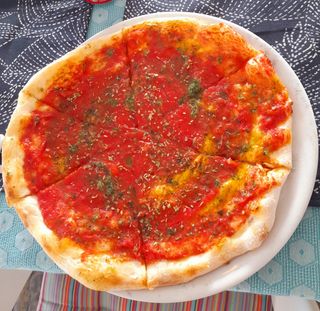 Foccacia con tomate fresco, aceite con ajo y orégano.