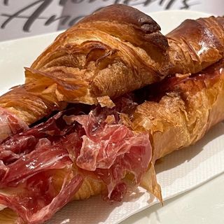 Croissant relleno de jamón ibérico y queso crema 